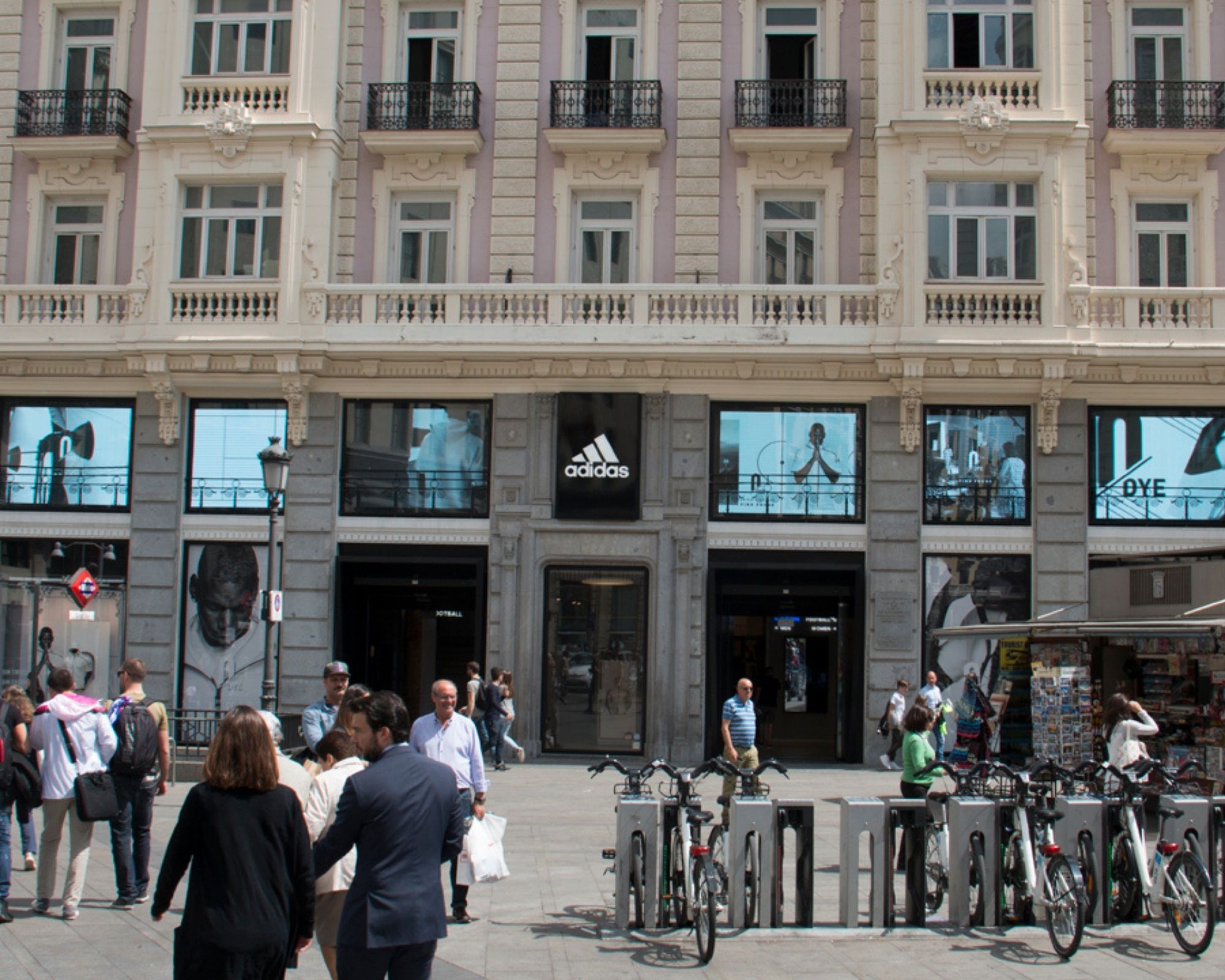 Adidas Transforma con pantallas LED los ventanales de su tienda de Gran Vía en Madrid - LED DREAM