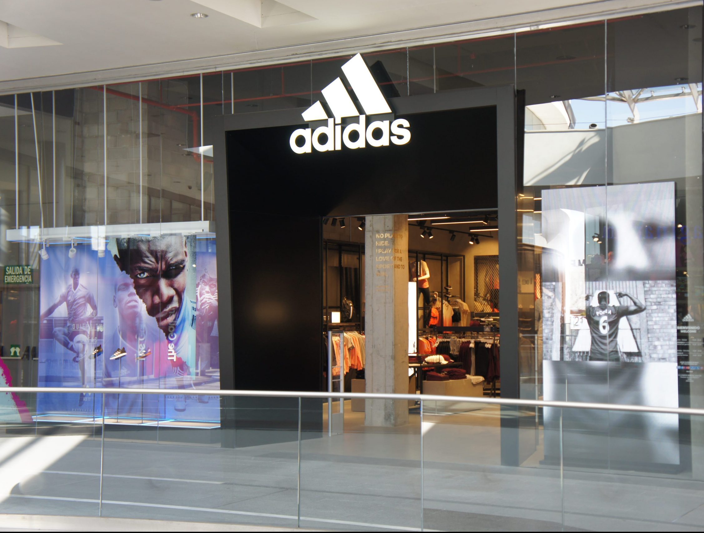 Contenidos interactivos en Adidas Store - LED DREAM
