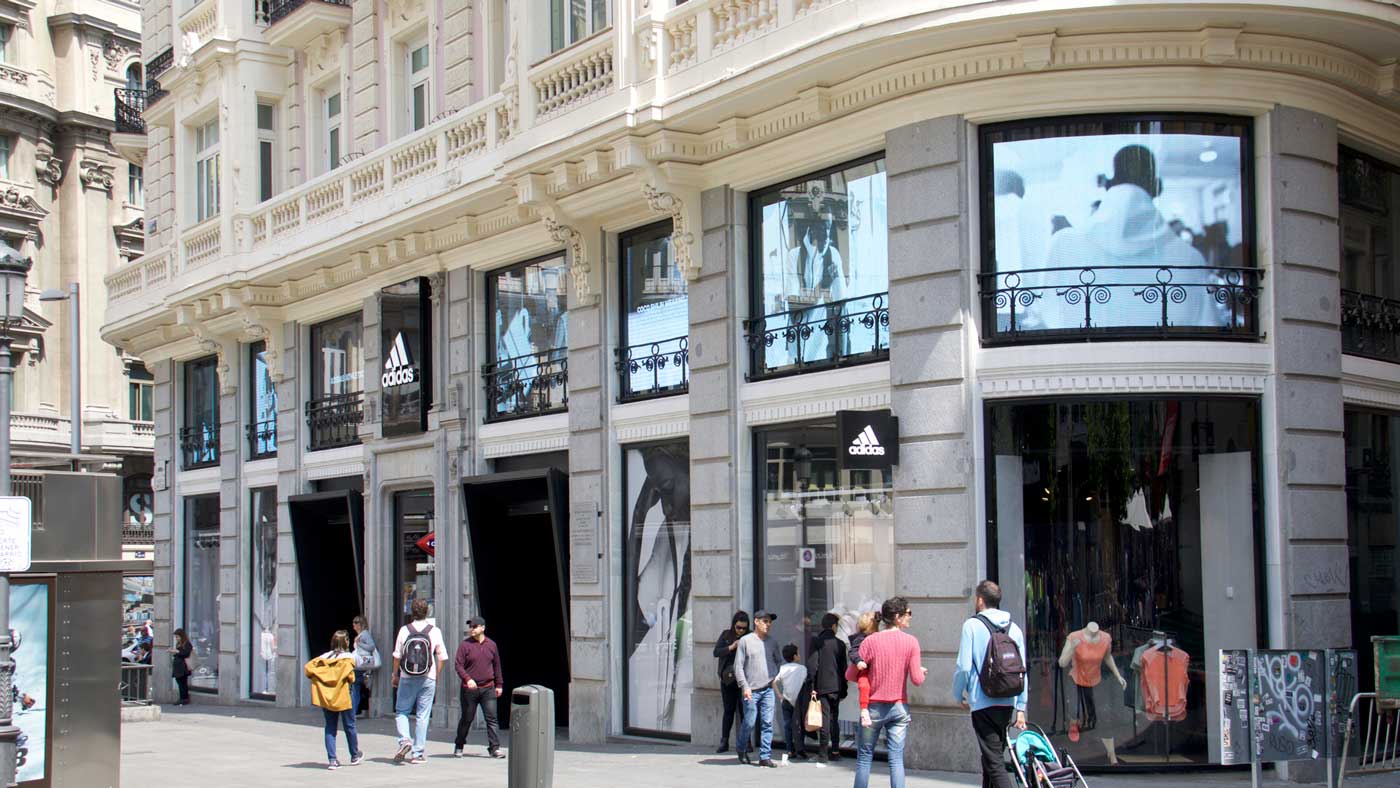 Sabroso itálico De otra manera Tienda ofcial Adidas en Madrid | Pantallas led Publicitarias | Proyecto  retail a medida | LED DREAM