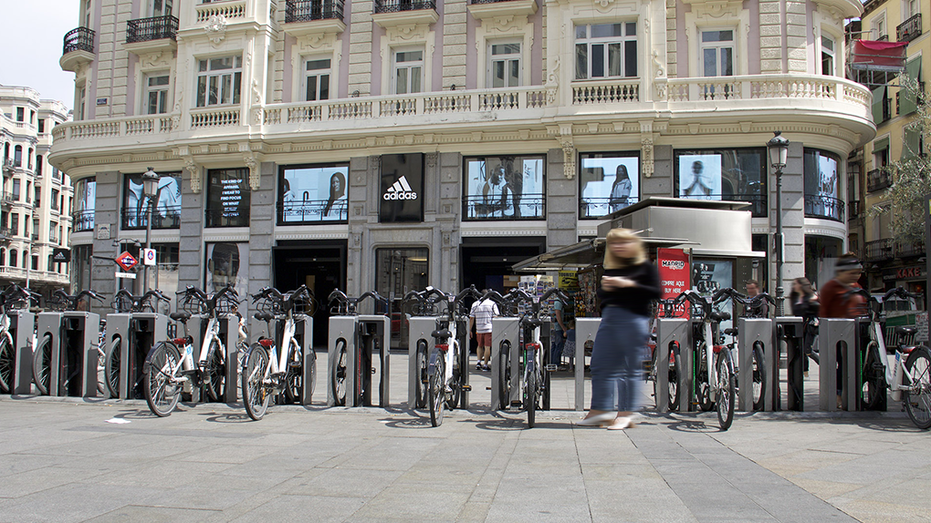danés Lamer Zanahoria Adidas Transforma con pantallas LED los ventanales de su tienda de la Gran  Vía en Madrid - LED DREAM