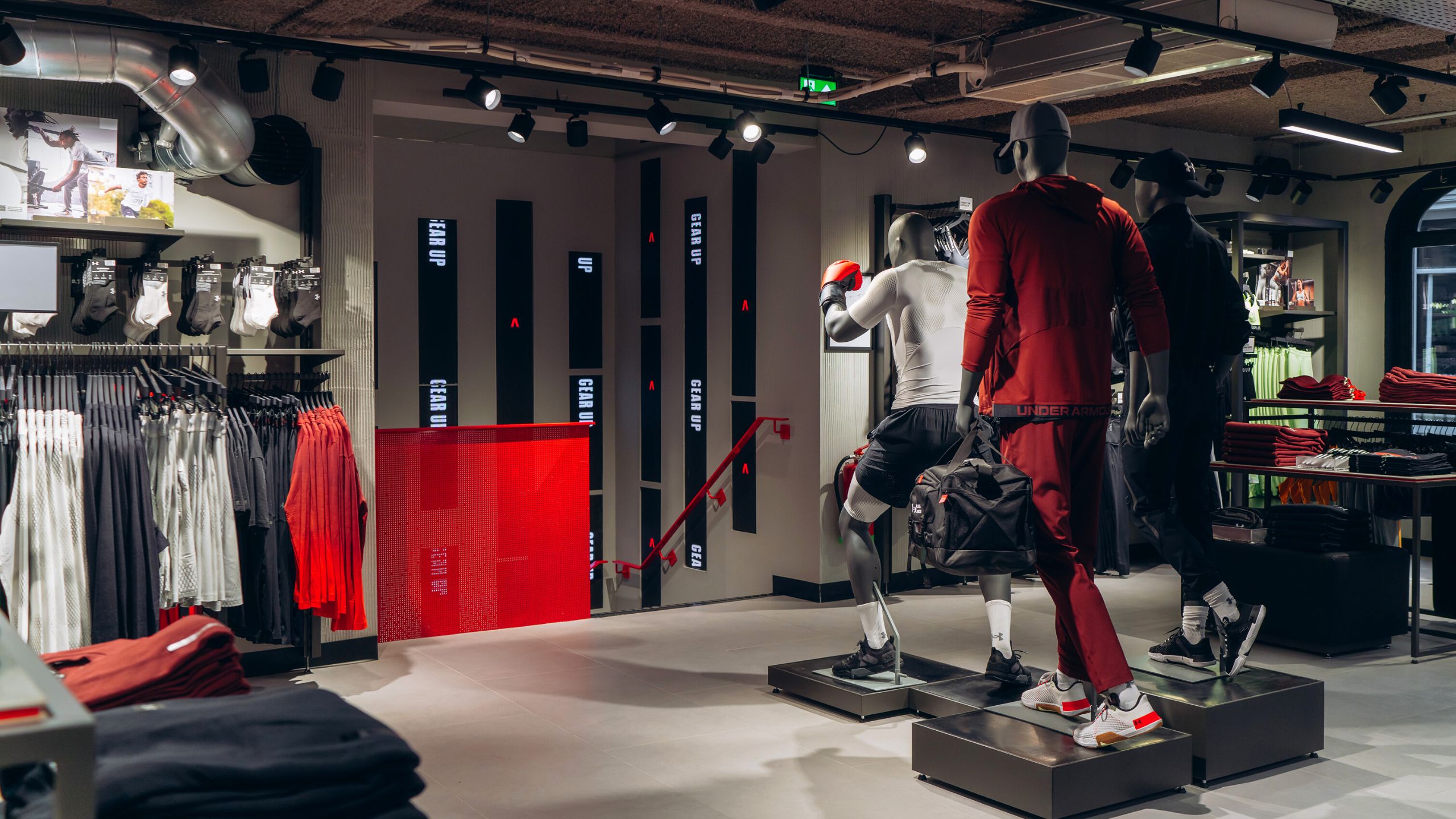 Armour new Flagship in Amsterdam, a new store concept located in Koningsplein - LED DREAM