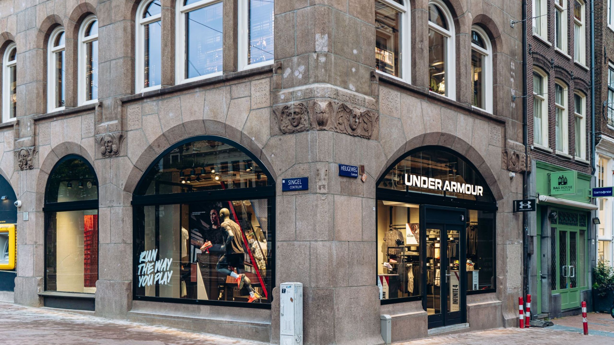 Kwijtschelding warm Smerig Under Armour opens new Flagship in Amsterdam, a new experience store  concept located in Koningsplein - LED DREAM
