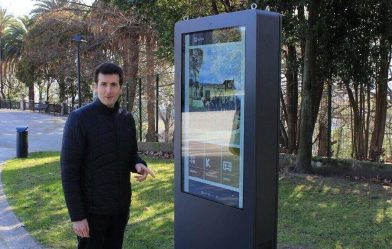 Leddream Group instaló un tótem digital exterior con pantalla táctil interactiva al Ayuntamiento de Barakaldo