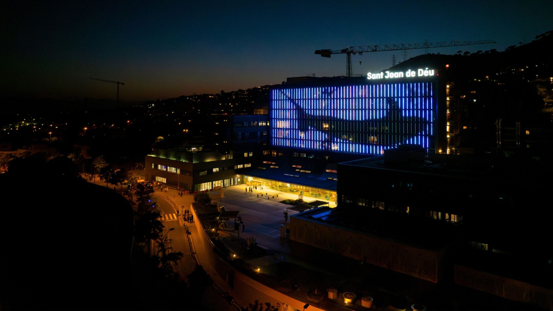 fachada iluminada del Hospital Sant Joan de Deu by lumalia studio