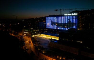 El Hospital Sant Joan de Déu estrena nueva fachada iluminada, una experiencia visual única en Barcelona