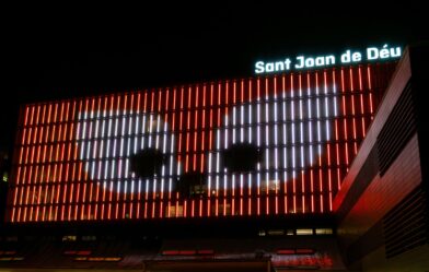 L’Hospital Sant Joan de Déu estrena nova façana il·luminada, una experiència visual única a Barcelona