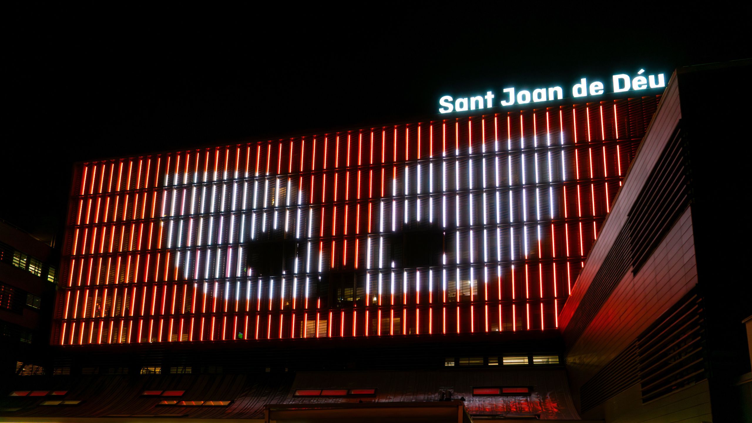 fachada iluminada del Hospital Sant Joan de Deu by lumalia studio