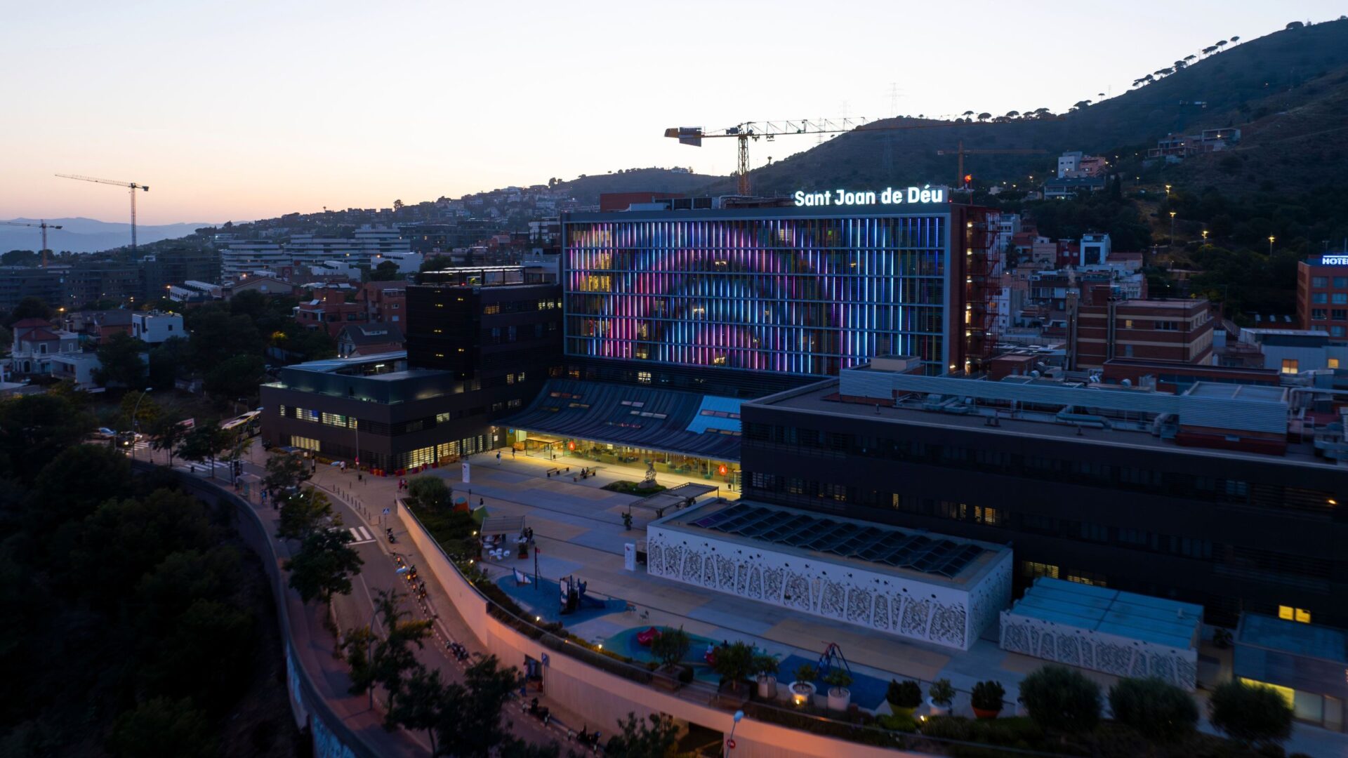 fachada iluminada del Hospital Sant Joan de Deu by lumalia studio