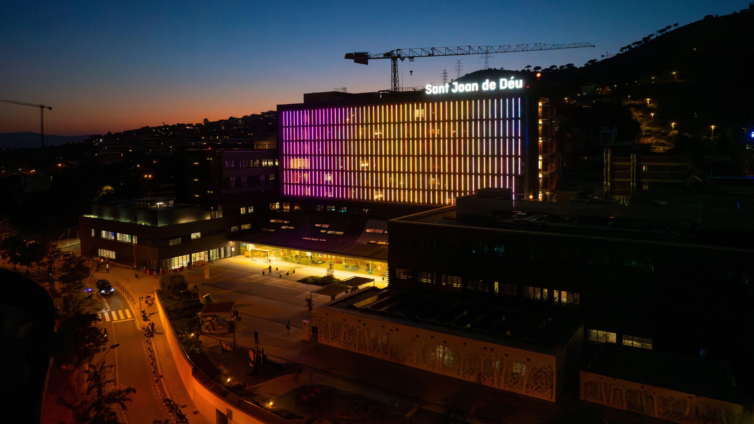 fachada iluminada del Hospital Sant Joan de Deu by lumalia studio