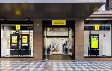 How to increase retail sales with LED screens and Retail Intelligence